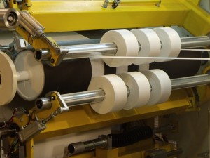 Center surface slitter rewinder for sensitive products - up to 200 mpm